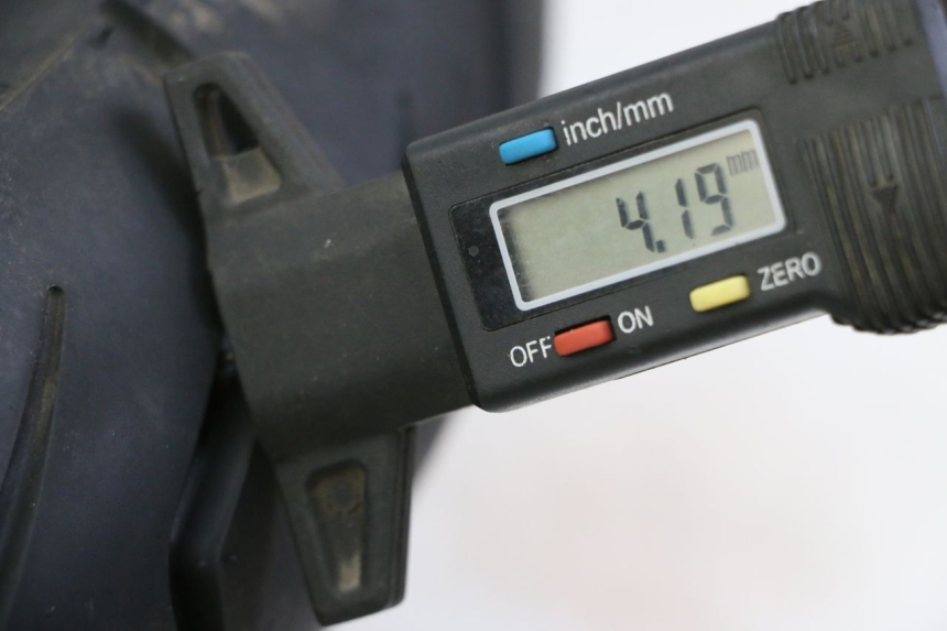 photo de CERCHIO ANTERIORE E PNEUMATICO APRILIA RS 50 (1999 - 2005) - Zoom sullo stato d'uso