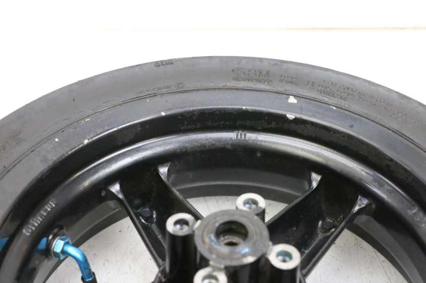 photo de CERCHIO ANTERIORE E PNEUMATICO MBK BOOSTER SPIRIT 50 (2004 - 2017) - Primo piano tecnico