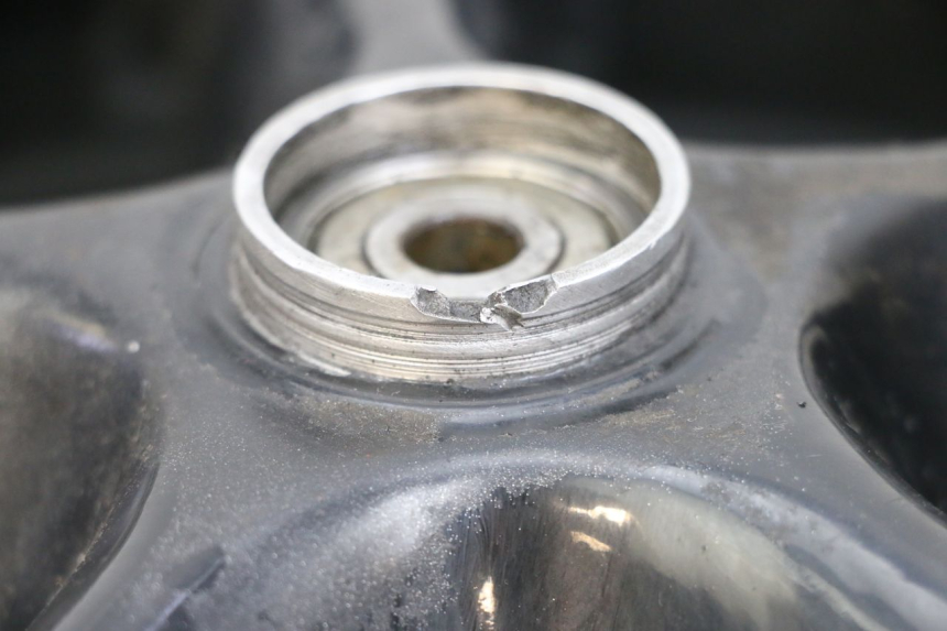 photo de CERCHIO ANTERIORE E PNEUMATICO MBK BOOSTER SPIRIT 50 (2004 - 2017) - Dettagli dei punti di fissaggio