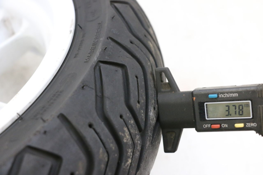 photo de CERCHIO ANTERIORE E PNEUMATICO MBK BOOSTER SPIRIT NAKED 50 (2004 - 2017) - Dettaglio del componente