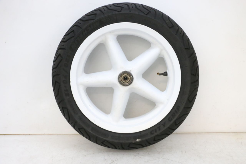 photo de CERCHIO ANTERIORE E PNEUMATICO MBK BOOSTER SPIRIT NAKED 50 (2004 - 2017) - Primo piano ad alta risoluzione