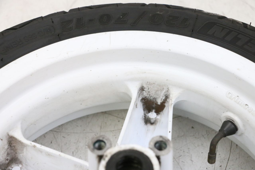 photo de CERCHIO ANTERIORE E PNEUMATICO MBK BOOSTER SPIRIT NAKED 50 (2004 - 2017) - Stato della superficie e materiale