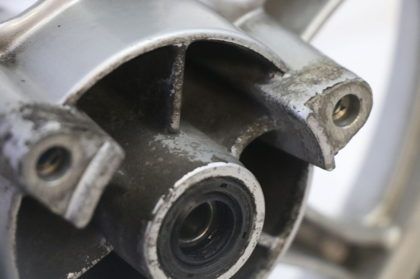 photo de CERCHIO ANTERIORE E PNEUMATICO SUZUKI BURGMAN 125 (2007 - 2014) - Caratteristiche distintive