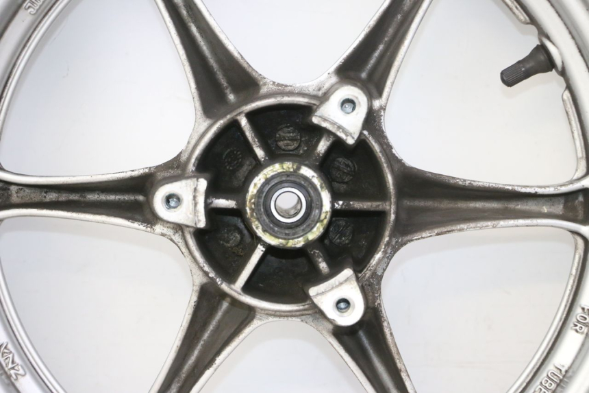 photo de CERCHIO ANTERIORE E PNEUMATICO SUZUKI BURGMAN 125 (2007 - 2014) - Focus sulla struttura