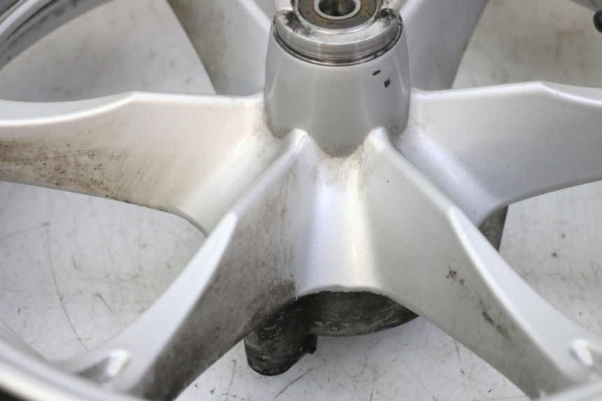 photo de CERCHIO ANTERIORE E PNEUMATICO SUZUKI BURGMAN 125 (2007 - 2014) - Zoom sullo stato d'uso