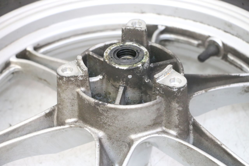 photo de CERCHIO ANTERIORE E PNEUMATICO SUZUKI BURGMAN 125 (2007 - 2014) - Stato della superficie e materiale