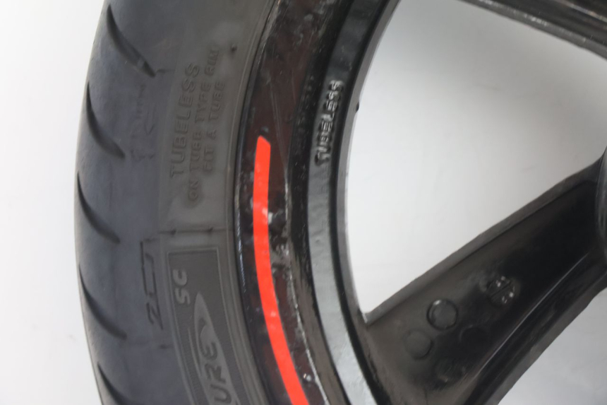 photo de CERCHIO ANTERIORE E PNEUMATICO PEUGEOT CITYSTAR 2T 50 (2018 - 2021) - Primo piano ad alta risoluzione
