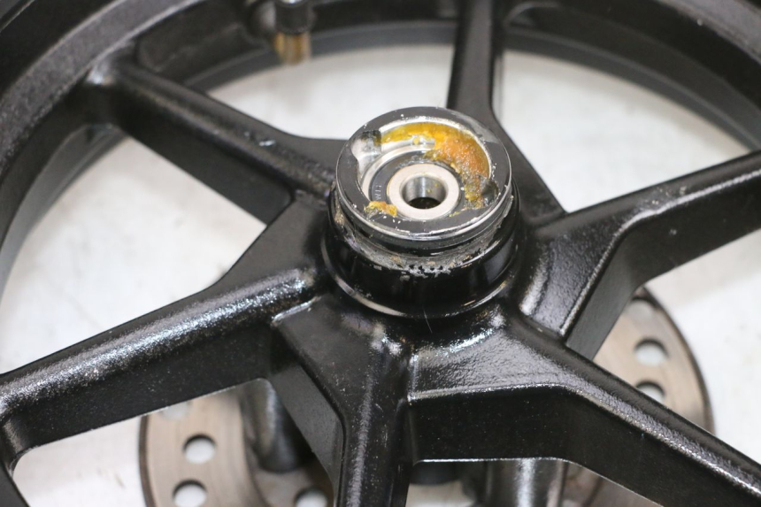 photo de CERCHIO ANTERIORE E PNEUMATICO LONGJIA DIGITA 4T 50 (2019 - 2022) - Primo piano tecnico