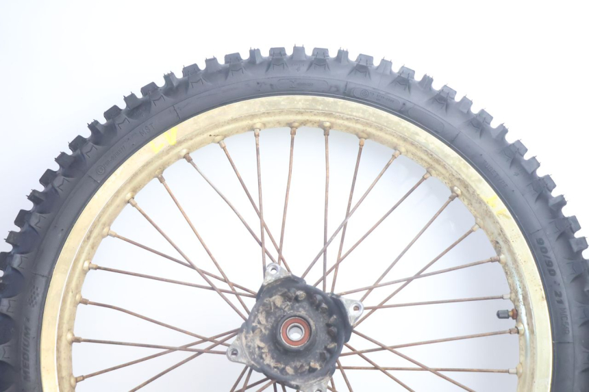 photo de CERCHIO ANTERIORE E PNEUMATICO SUZUKI DR S 600 (1985 - 1989) - Caratteristiche distintive