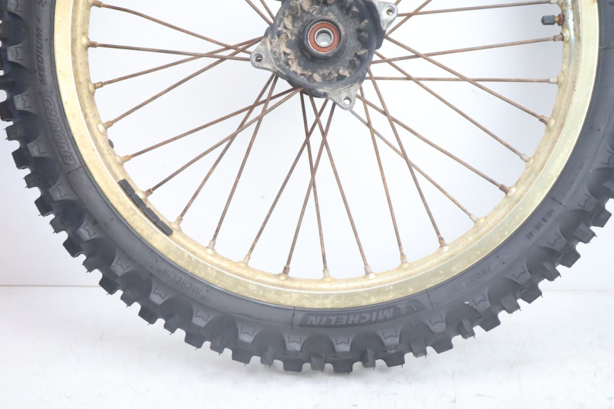 photo de CERCHIO ANTERIORE E PNEUMATICO SUZUKI DR S 600 (1985 - 1989) - Zoom sui componenti