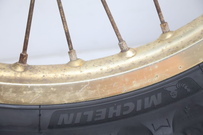 photo de CERCHIO ANTERIORE E PNEUMATICO SUZUKI DR S 600 (1985 - 1989) - Focus sulla struttura