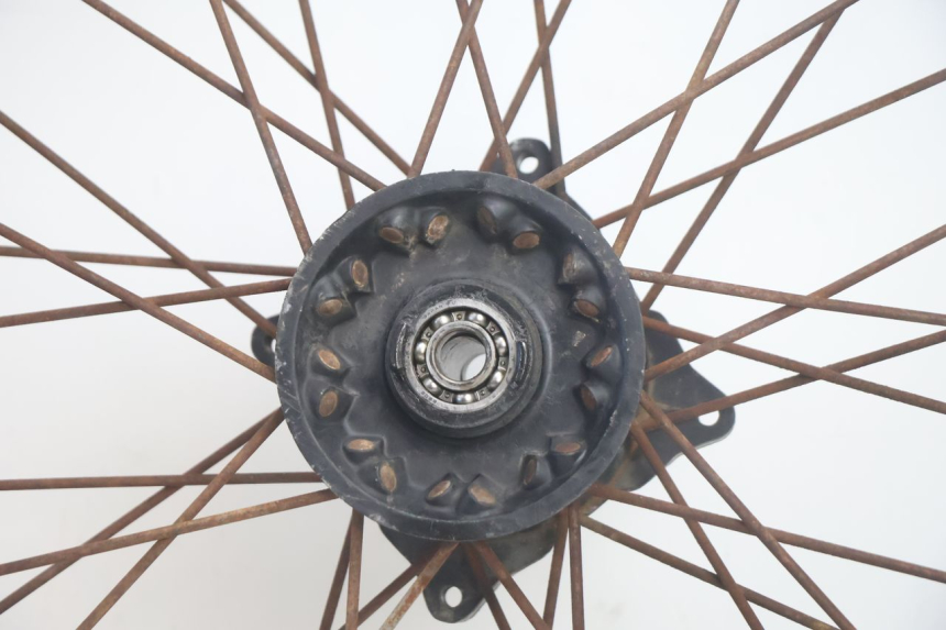 photo de CERCHIO ANTERIORE E PNEUMATICO SUZUKI DR S 600 (1985 - 1989) - Altra angolazione