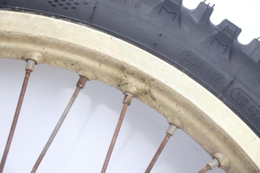photo de CERCHIO ANTERIORE E PNEUMATICO SUZUKI DR S 600 (1985 - 1989) - Stato della superficie e materiale
