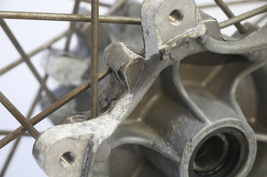 photo de CERCHIO ANTERIORE E PNEUMATICO APRILIA ETX 125 (1998 - 2002) - Caratteristiche distintive