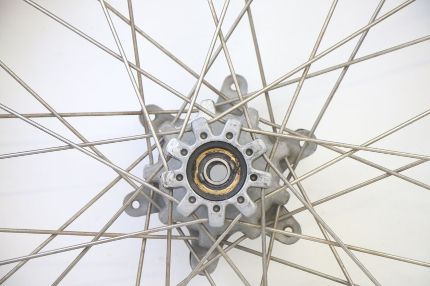 photo de CERCHIO ANTERIORE E PNEUMATICO APRILIA ETX 125 (1998 - 2002) - Primo piano tecnico