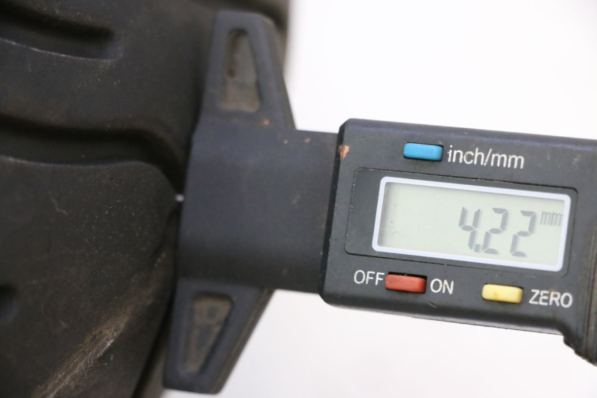 photo de CERCHIO ANTERIORE E PNEUMATICO KEEWAY F-ACT NAKED 50 (2009 - 2014) - Zoom sullo stato d'uso