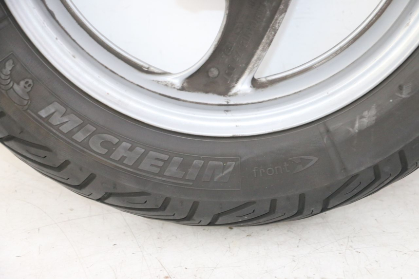 photo de CERCHIO ANTERIORE E PNEUMATICO HONDA FES S-WING SWING ABS 125 (2007 - 2015) - Primo piano ad alta risoluzione