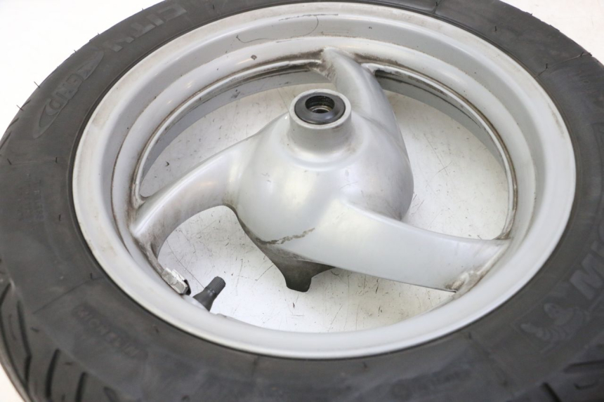 photo de CERCHIO ANTERIORE E PNEUMATICO HONDA FES S-WING SWING ABS 125 (2007 - 2015) - Altra angolazione