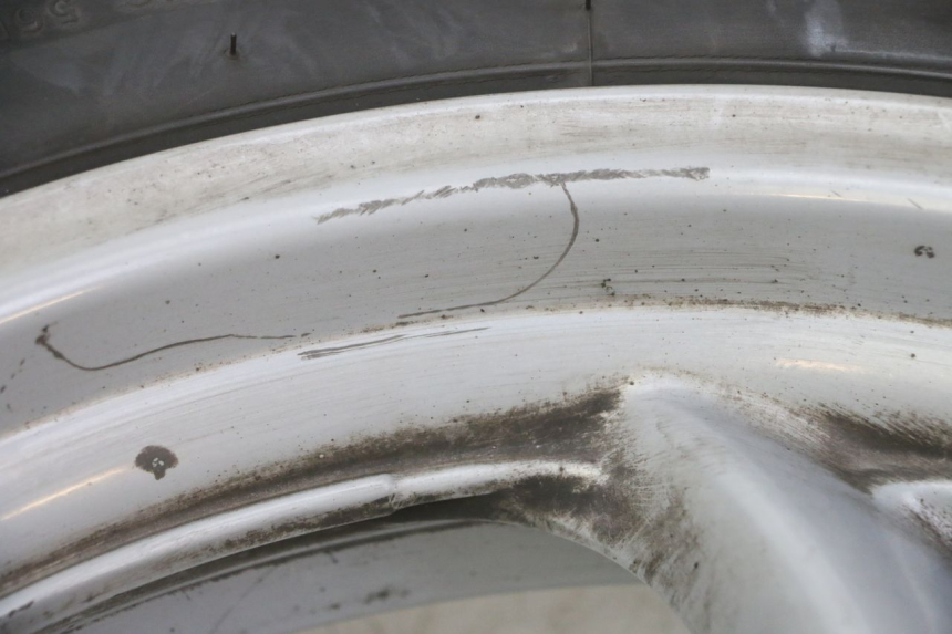 photo de CERCHIO ANTERIORE E PNEUMATICO HONDA FES S-WING SWING ABS 125 (2007 - 2015) - Primo piano tecnico