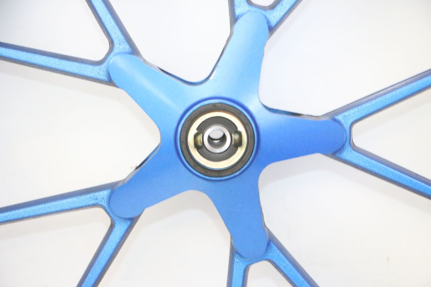 photo de CERCHIO ANTERIORE E PNEUMATICO STAHO FH 50 (2018 - 2019) - Primo piano ad alta risoluzione