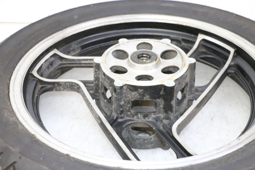 photo de CERCHIO ANTERIORE E PNEUMATICO YAMAHA FJ 36Y 1100 (1984 - 1985) - Primo piano tecnico