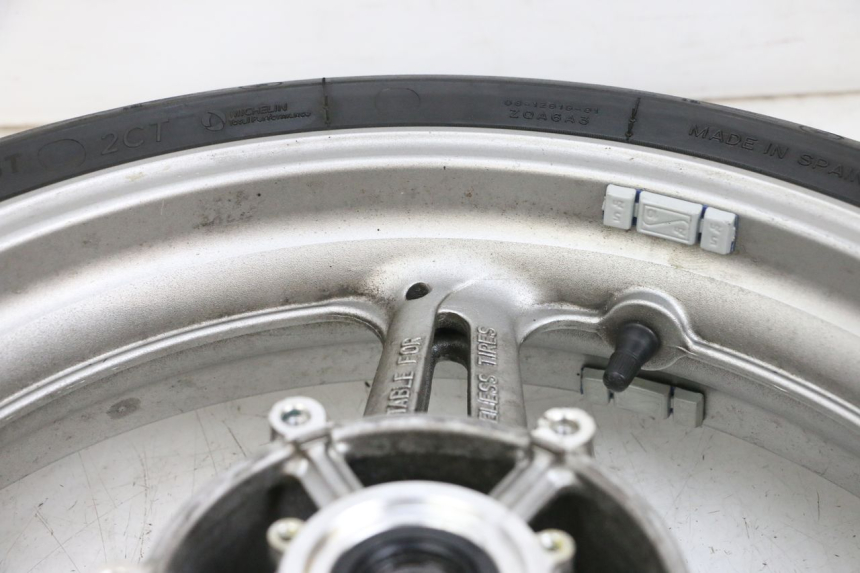 photo de CERCHIO ANTERIORE E PNEUMATICO YAMAHA FJR ABS 1300 (2006 - 2012) - Dettagli dei punti di fissaggio