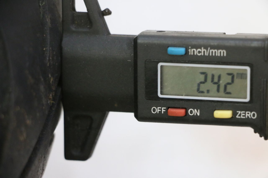 photo de CERCHIO ANTERIORE E PNEUMATICO PIAGGIO FLY 2T 50 (2004 - 2017) - Zoom sullo stato d'uso