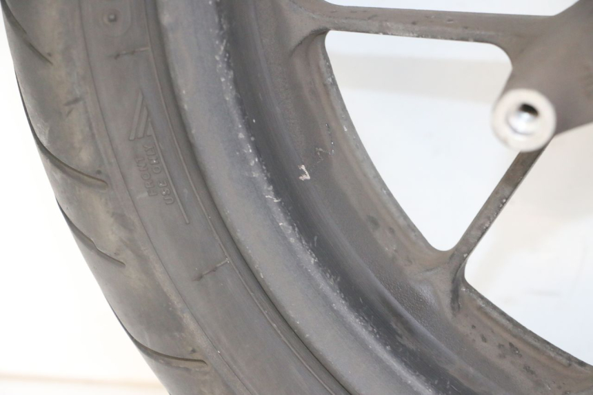 photo de CERCHIO ANTERIORE E PNEUMATICO HONDA FORZA ABS 300 (2013 - 2017) - Primo piano ad alta risoluzione