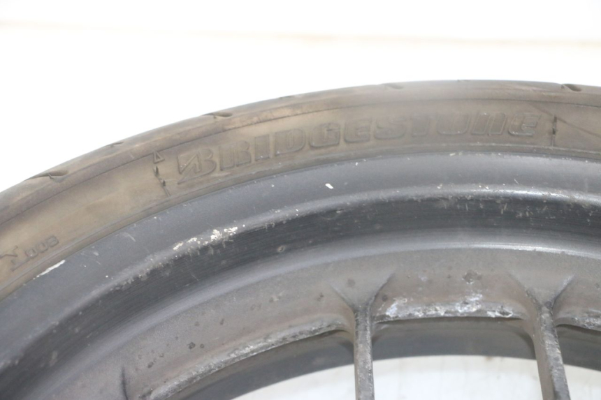 photo de CERCHIO ANTERIORE E PNEUMATICO HONDA FORZA ABS 300 (2013 - 2017) - Primo piano tecnico