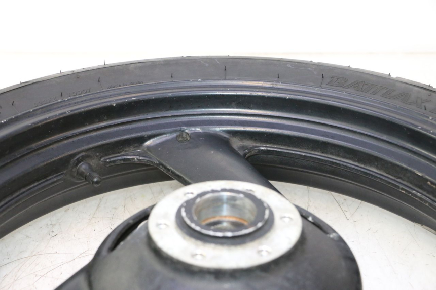 photo de CERCHIO ANTERIORE E PNEUMATICO YAMAHA FZS FAZER 600 (2001 - 2003) - Primo piano tecnico