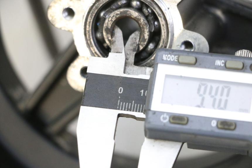 photo de CERCHIO ANTERIORE E PNEUMATICO HITWAY H5 1 - Zoom sullo stato d'uso