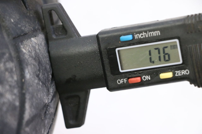 photo de CERCHIO ANTERIORE E PNEUMATICO SYM JOYMAX 125 (2010 - 2017) - Zoom sullo stato d'uso