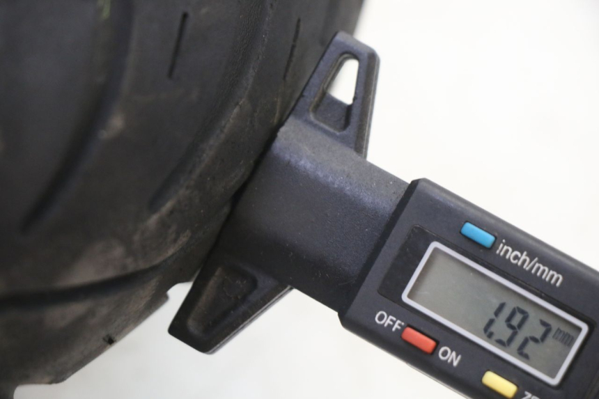 photo de CERCHIO ANTERIORE E PNEUMATICO PEUGEOT KISBEE 2T 50 (2010 - 2017) - Primo piano ad alta risoluzione