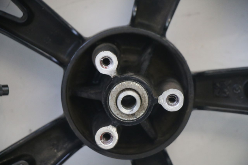 photo de CERCHIO ANTERIORE E PNEUMATICO PEUGEOT KISBEE 2T 50 (2010 - 2017) - Marcature e riferimenti originali