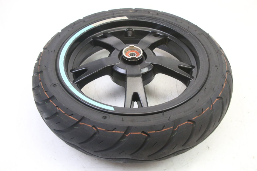 photo de CERCHIO ANTERIORE E PNEUMATICO PEUGEOT KISBEE 4T 50 (2018 - 2022) - Dettaglio del componente