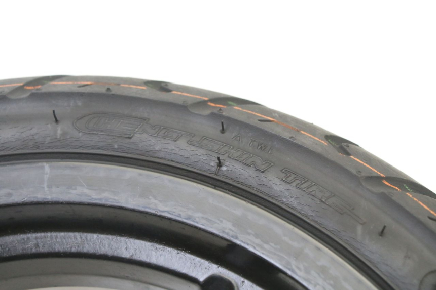 photo de CERCHIO ANTERIORE E PNEUMATICO PEUGEOT KISBEE 4T 50 (2018 - 2022) - Primo piano ad alta risoluzione