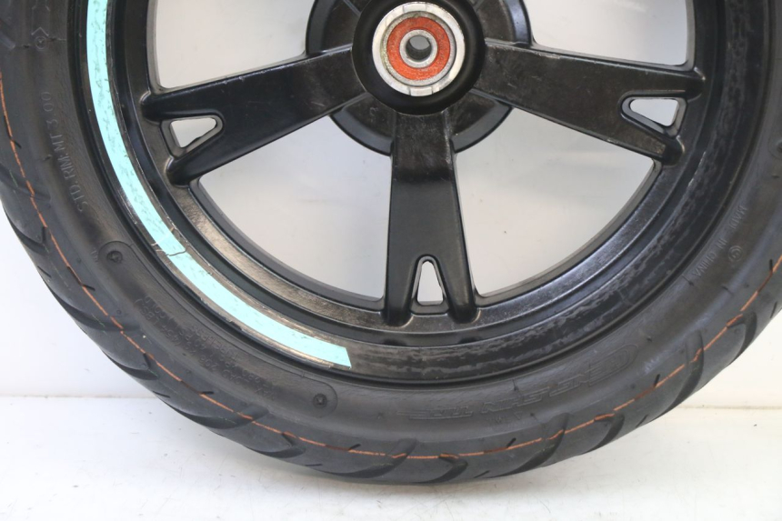 photo de CERCHIO ANTERIORE E PNEUMATICO PEUGEOT KISBEE 4T 50 (2018 - 2022) - Altra angolazione