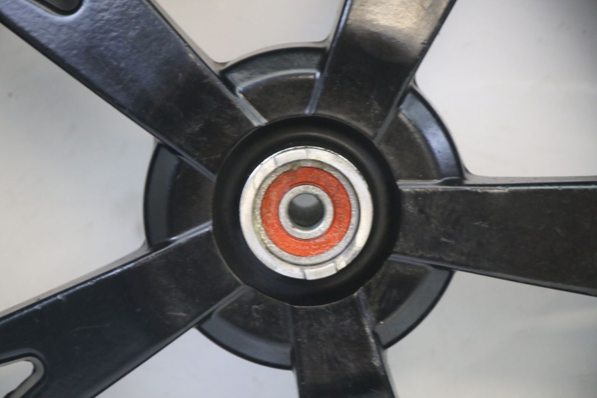 photo de CERCHIO ANTERIORE E PNEUMATICO PEUGEOT KISBEE 4T 50 (2018 - 2022) - Primo piano tecnico