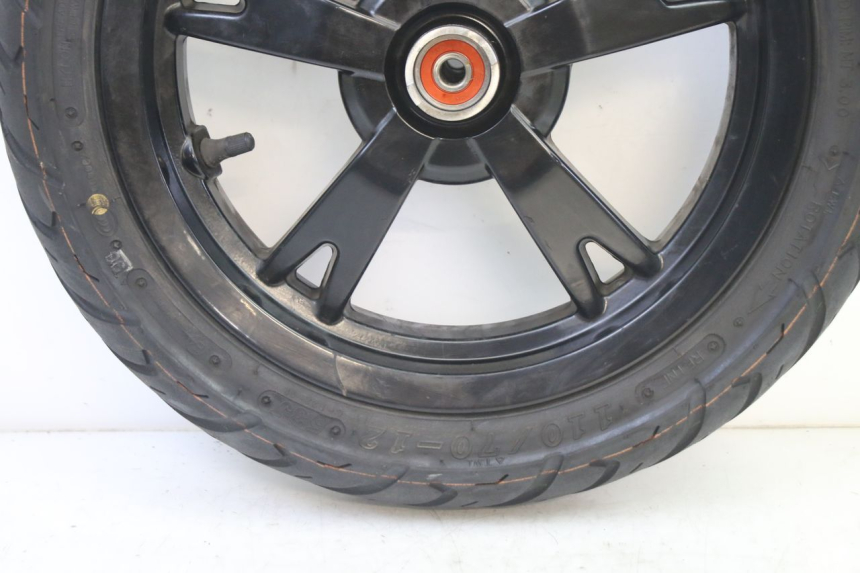 photo de CERCHIO ANTERIORE E PNEUMATICO PEUGEOT KISBEE 4T 50 (2018 - 2022) - Altra angolazione