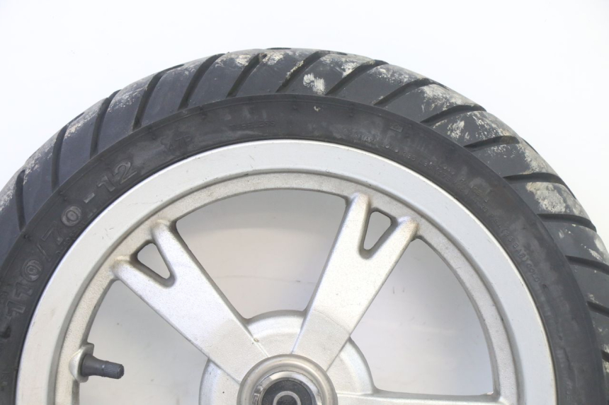 photo de CERCHIO ANTERIORE E PNEUMATICO PEUGEOT KISBEE 4T 50 (2018 - 2022) - Dettaglio del componente