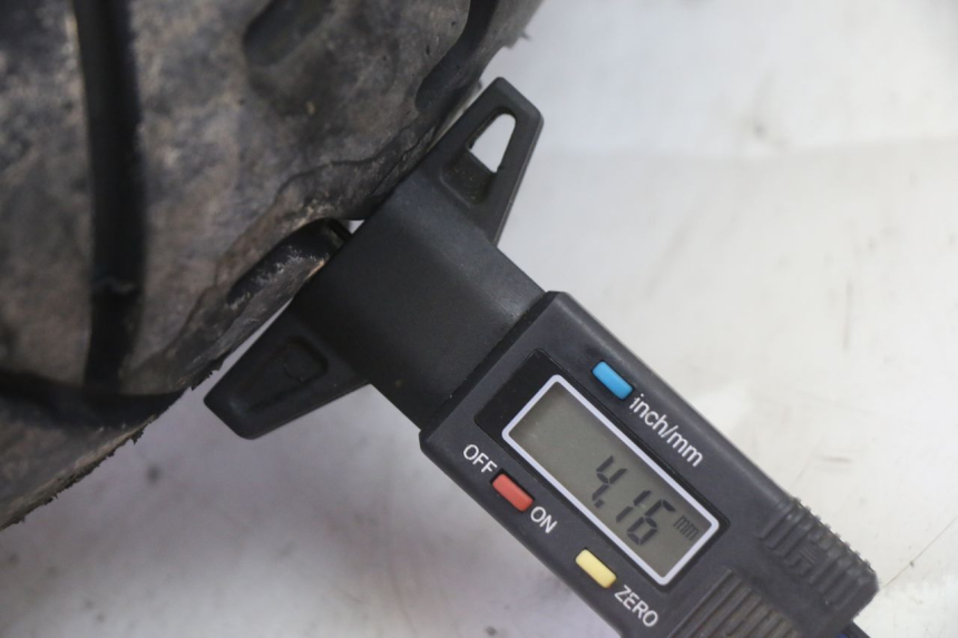 photo de CERCHIO ANTERIORE E PNEUMATICO PEUGEOT KISBEE 4T 50 (2018 - 2022) - Primo piano ad alta risoluzione