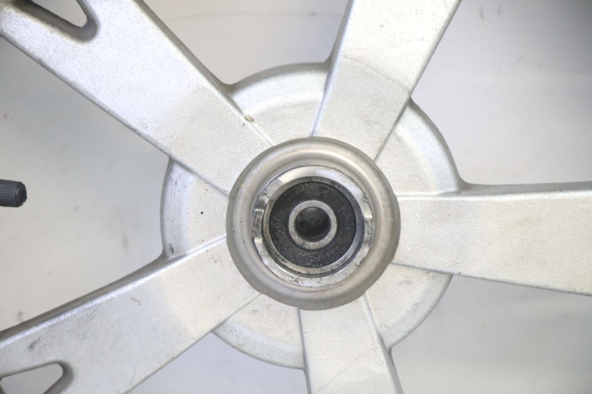 photo de CERCHIO ANTERIORE E PNEUMATICO PEUGEOT KISBEE 4T 50 (2018 - 2022) - Altra angolazione