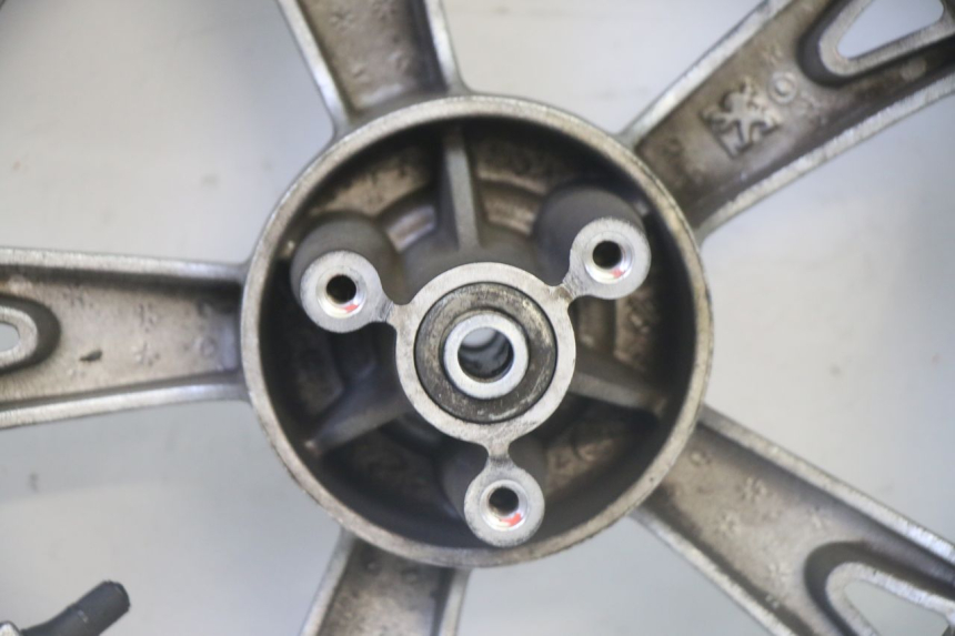 photo de CERCHIO ANTERIORE E PNEUMATICO PEUGEOT KISBEE 4T 50 (2018 - 2022) - Ricambio usato controllato