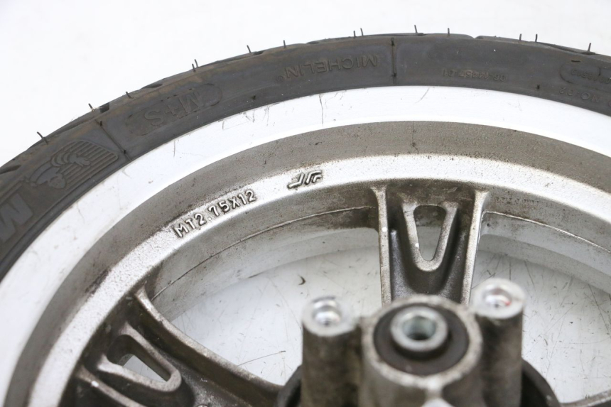 photo de CERCHIO ANTERIORE E PNEUMATICO PEUGEOT KISBEE 4T 50 (2010 - 2017) - Dettaglio del componente