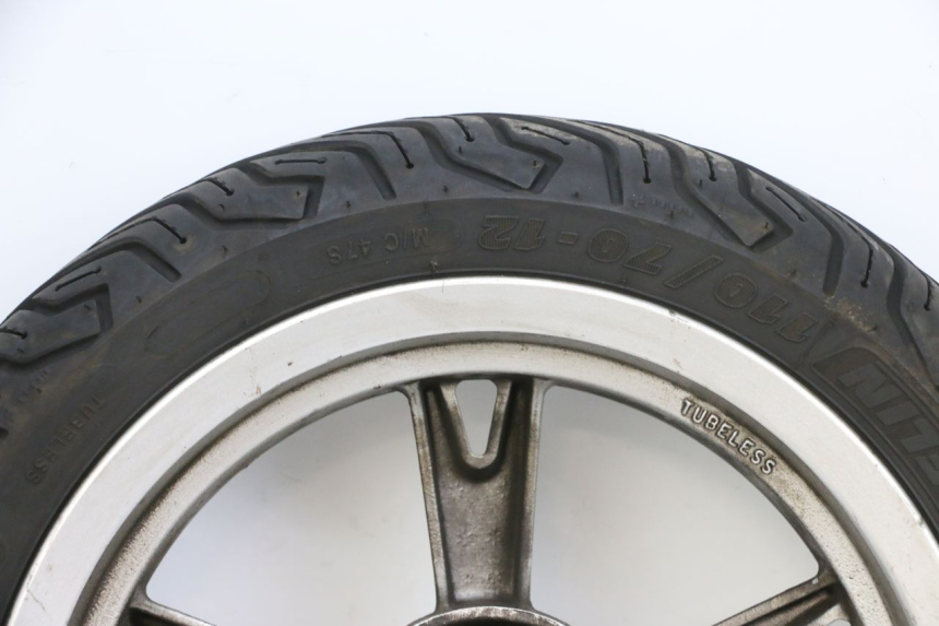 photo de CERCHIO ANTERIORE E PNEUMATICO PEUGEOT KISBEE 4T 50 (2010 - 2017) - Caratteristiche distintive