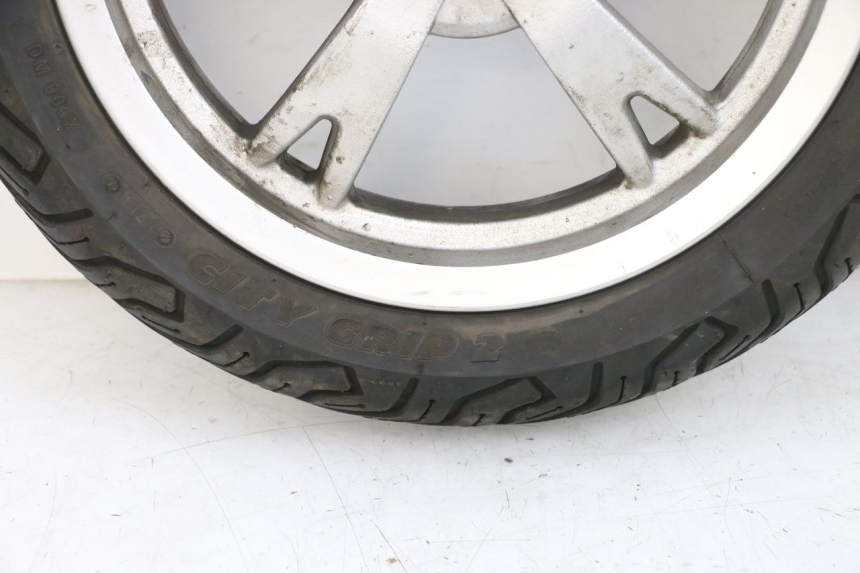 photo de CERCHIO ANTERIORE E PNEUMATICO PEUGEOT KISBEE 4T 50 (2010 - 2017) - Primo piano ad alta risoluzione