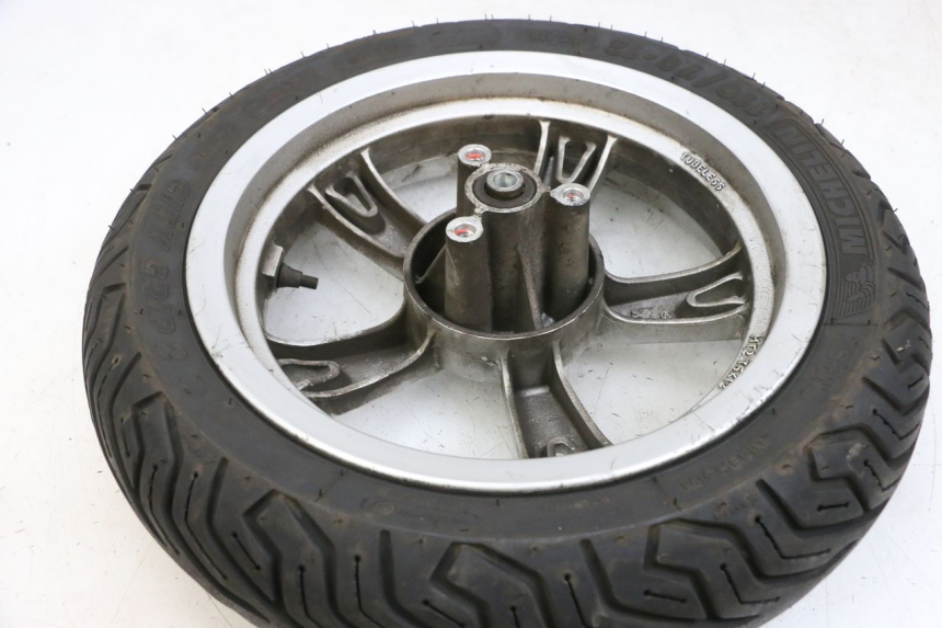 photo de CERCHIO ANTERIORE E PNEUMATICO PEUGEOT KISBEE 4T 50 (2010 - 2017) - Primo piano tecnico