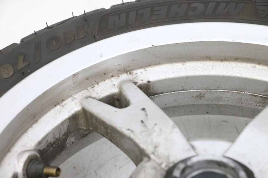 photo de CERCHIO ANTERIORE E PNEUMATICO PEUGEOT KISBEE 4T 50 (2010 - 2017) - Ricambio usato controllato