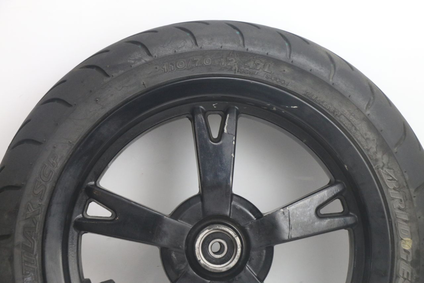 photo de CERCHIO ANTERIORE E PNEUMATICO PEUGEOT KISBEE 4T 50 (2018 - 2022) - Dettaglio del componente