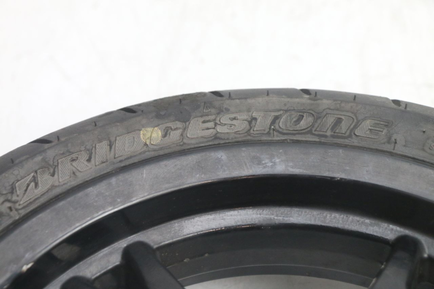 photo de CERCHIO ANTERIORE E PNEUMATICO PEUGEOT KISBEE 4T 50 (2018 - 2022) - Caratteristiche distintive